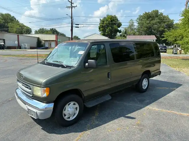 2002 Ford E-Series E-350 XLT Super Duty Extended's photo