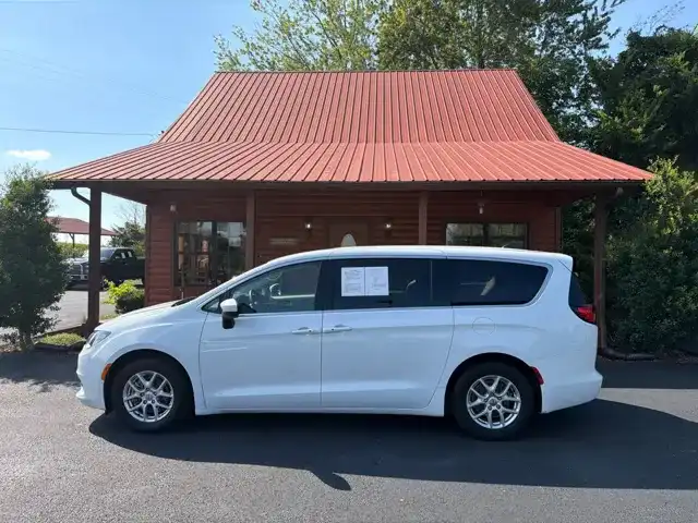 2023 Chrysler Voyager LX's photo