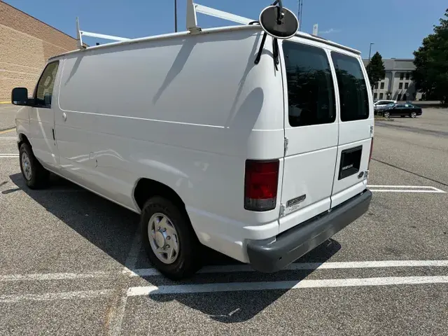 2010 Ford E-Series E-250 Van photo 5
