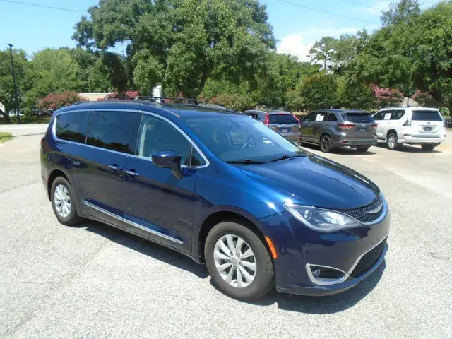 2017 Chrysler Pacifica Touring-L photo 3