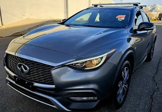 2017 INFINITI QX30 Premium AWD's photo