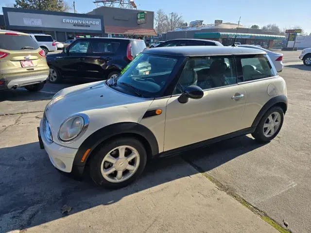 2010 MINI Cooper Base photo 4