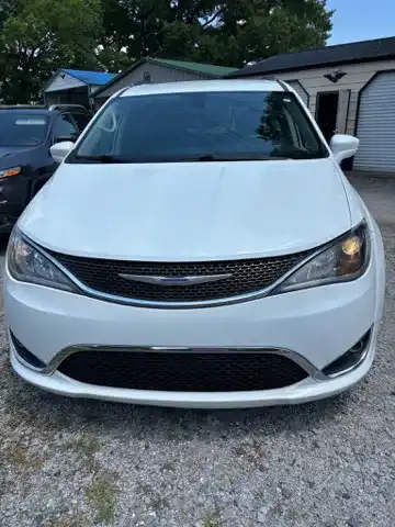 2020 Chrysler Pacifica Touring L's photo