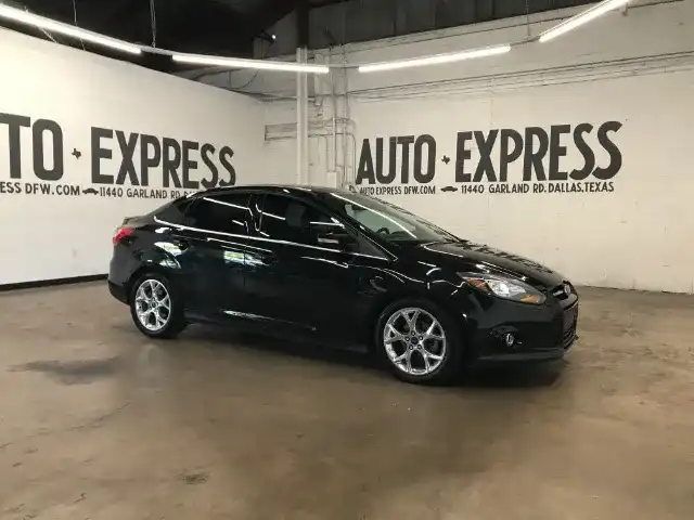 2012 Ford Focus Titanium Sedan's photo