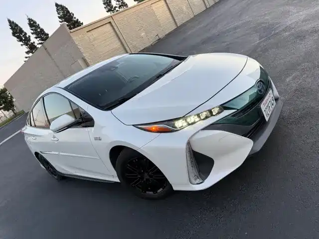 2017 Toyota Prius Prime Premium's photo