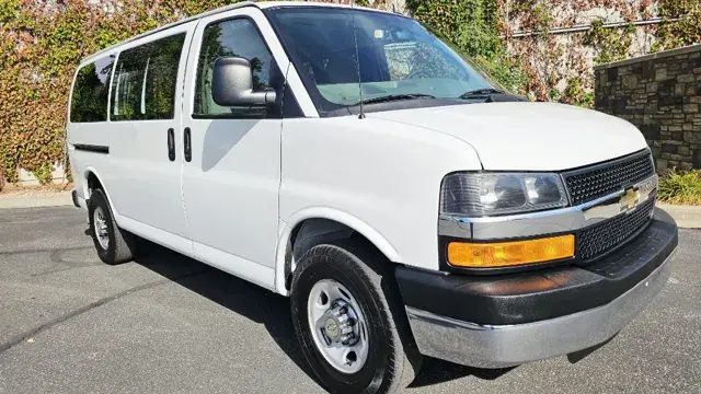 2015 Chevrolet Express LS 3500 photo 3
