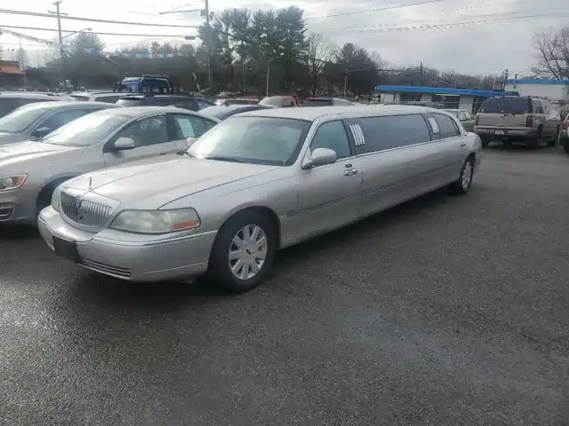 2005 Lincoln Town Car Executive Livery (Fleet)'s photo
