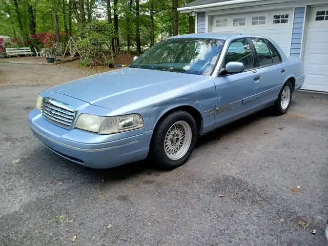 2001 Ford Crown Victoria LX's photo