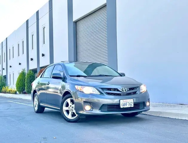 2012 Toyota Corolla LE AT photo 1
