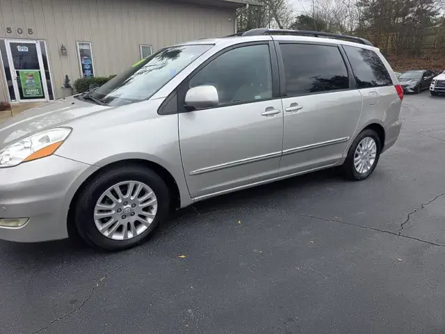 2010 Toyota Sienna XLE photo 4