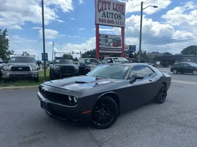 2017 Dodge Challenger SXT Plus's photo