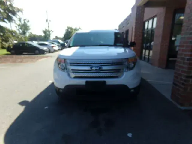 2015 Ford Explorer XLT 4WD photo 3