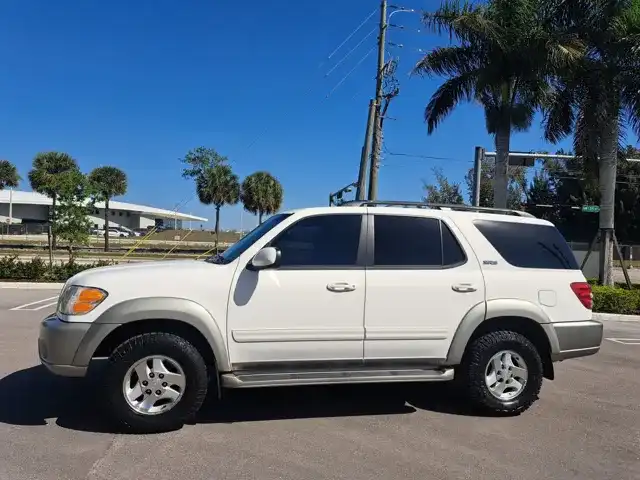 2004 Toyota Sequoia SR5's photo