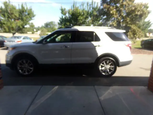2015 Ford Explorer XLT 4WD photo 4