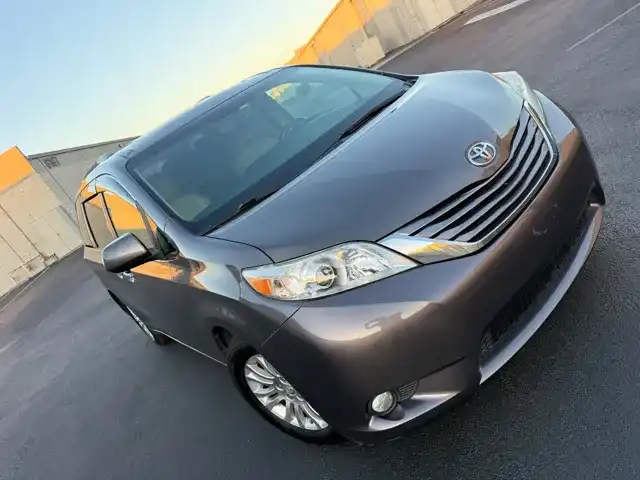 2017 Toyota Sienna XLE V6 7-Passenger Access Seat's photo