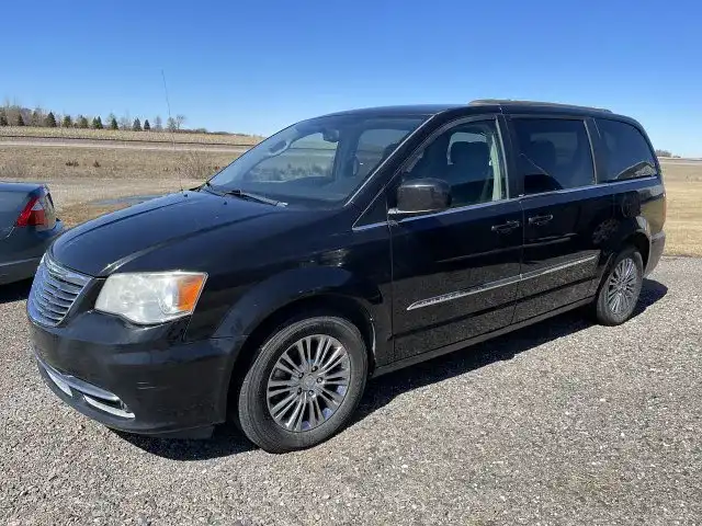 2014 Chrysler Town & Country Touring's photo