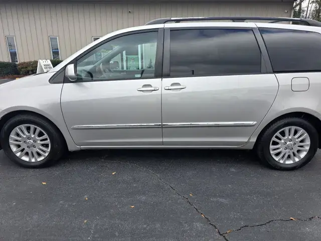 2010 Toyota Sienna XLE photo 5