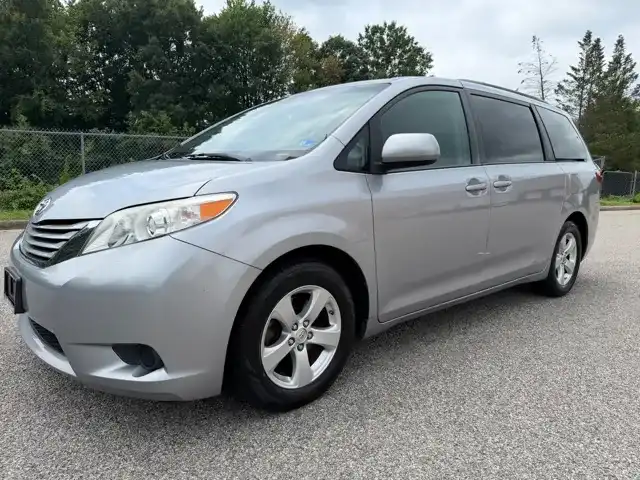 2017 Toyota Sienna LE V6 7-Passenger Access Seat's photo