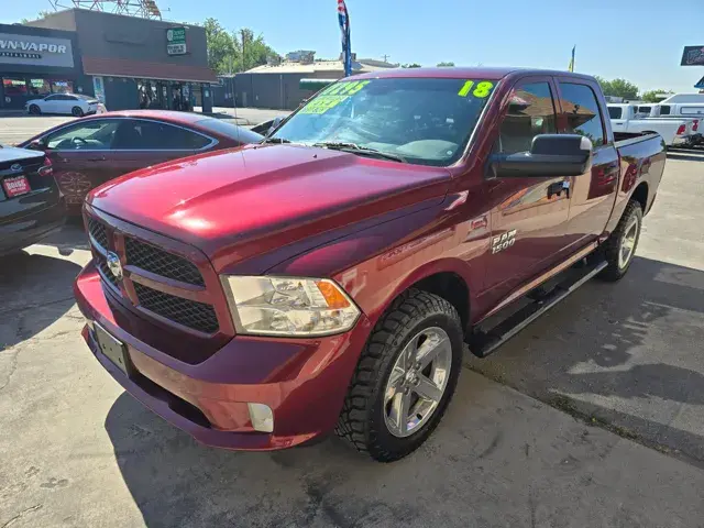 2018 RAM 1500 Express 4x4 Crew Cab 5'7 photo 3