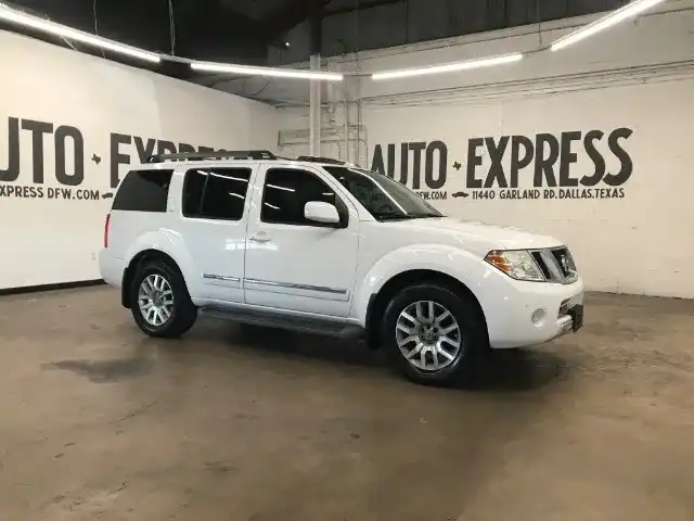 2012 Nissan Pathfinder LE FWD's photo
