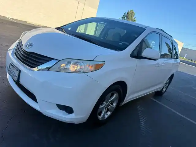 2011 Toyota Sienna LE V6 7-Passenger Access Seat's photo
