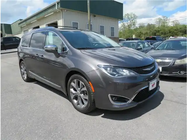 2019 Chrysler Pacifica Limited's photo