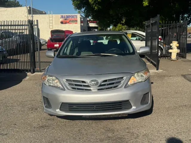 2013 Toyota Corolla L AT photo 3