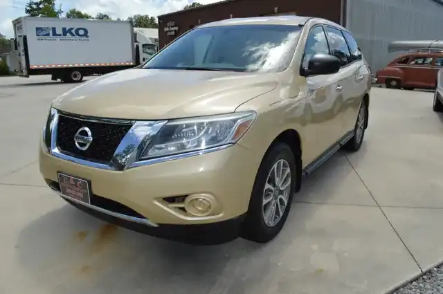 2013 Nissan Pathfinder S 2WD's photo