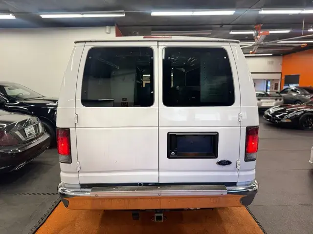 2010 Ford E-Series E-250 Van photo 5