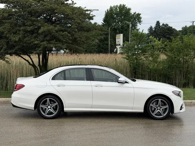 2017 Mercedes-Benz E-Class E300 4MATIC photo 5