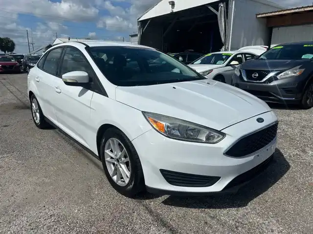 2017 Ford Focus Sedan SE's photo