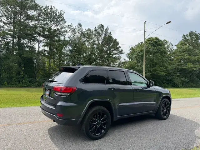 2018 Jeep Grand Cherokee Altitude photo 3