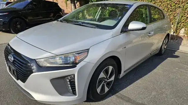2017 Hyundai Ioniq 1.6 SEL Hybrid DCT's photo