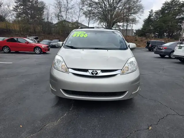 2010 Toyota Sienna XLE photo 1