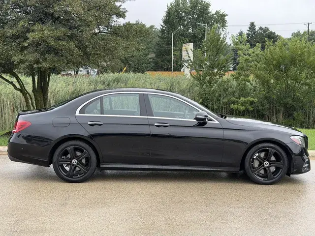 2017 Mercedes-Benz E-Class E300 4MATIC photo 5