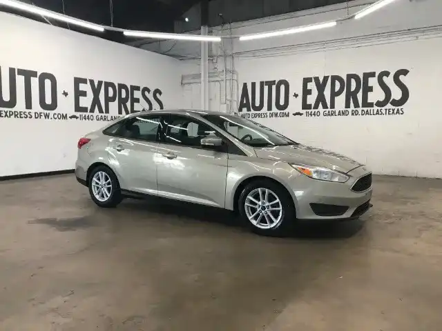2015 Ford Focus Sedan SE's photo