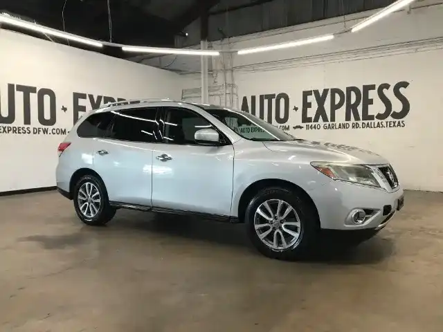 2015 Nissan Pathfinder SV 2WD's photo