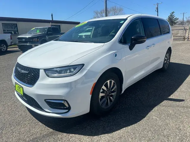 2024 Chrysler Pacifica Hybrid Select PHEV photo 4