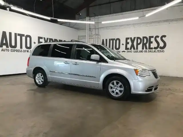 2012 Chrysler Town & Country Touring's photo