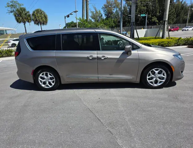 2017 Chrysler Pacifica Touring L photo 5