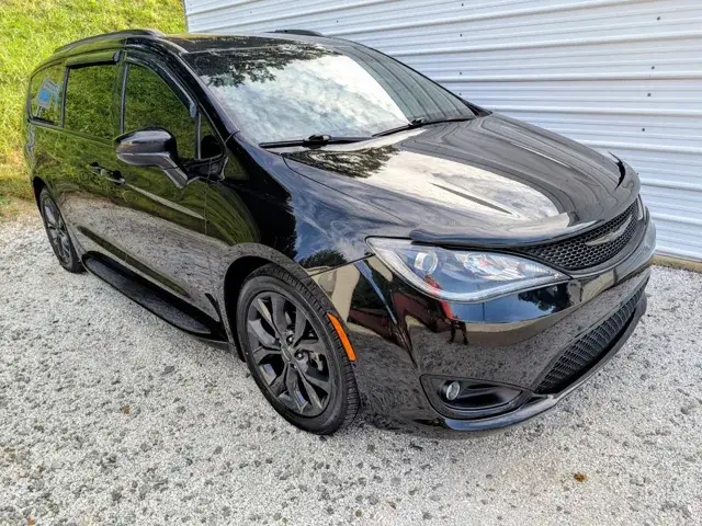 2018 Chrysler Pacifica Touring L photo 1