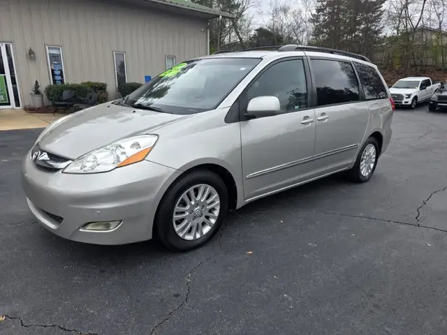 2010 Toyota Sienna XLE photo 3