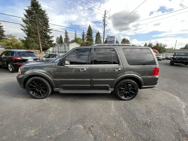 2004 Lincoln Navigator's photo