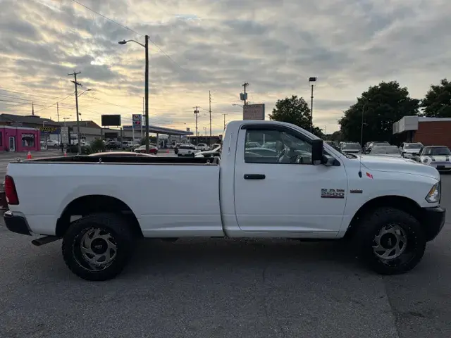 2017 RAM 2500 Tradesman Regular Cab photo 4
