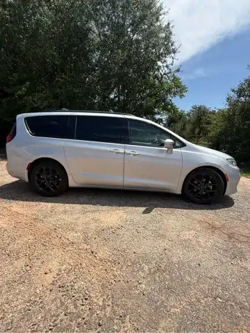2022 Chrysler Pacifica Touring L's photo