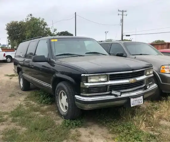 1999 Chevrolet Suburban C1500's photo