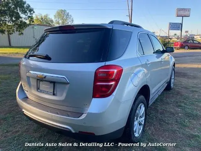2017 Chevrolet Equinox LT photo 3
