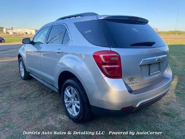 2017 Chevrolet Equinox LT photo 4