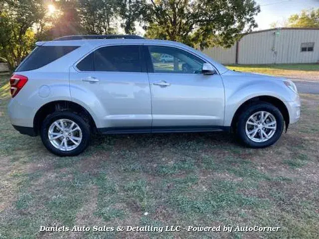 2017 Chevrolet Equinox LT photo 5