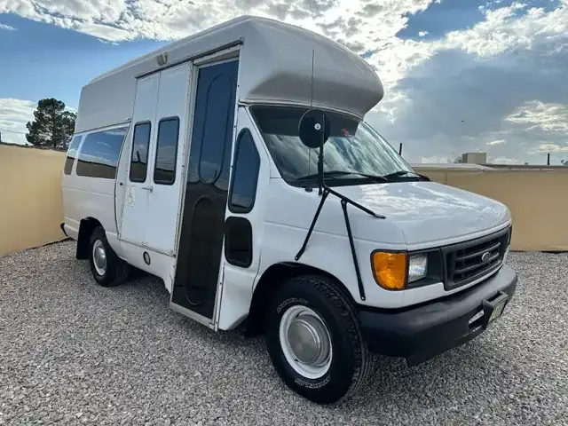 2004 Ford E-Series E-350 Super Duty Extended's photo